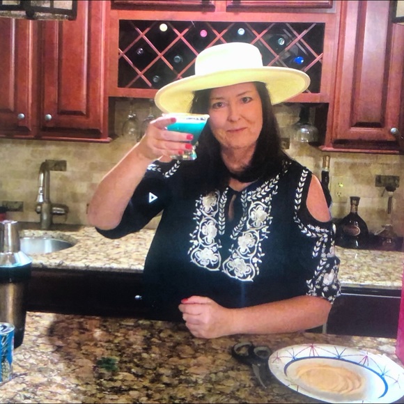 Meet your Posher, Laura - Picture 2 of 5